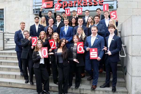Insgesamt 27 neue Auszubildende starten bei der Sparkasse Bochum und beim S-ImmobilienDienst. Foto: Sparkasse Bochum
