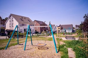 So sieht der neue Spielplatz an der Schleiermacherstraße aus. Die Anlage bietet vielfältige Spiel- und Aufenthaltsmöglichkeiten für Kinder, Familien und Anwohnende. Foto: Dennis Yenmez/Stadt Bochum
