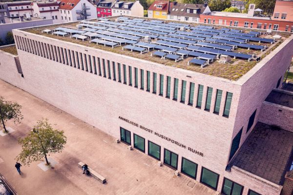 Rund 40 Prozent des Strombedarfs des Musikforums sollen mit der neuen Photovoltaikanlage gedeckt werden. Foto: Dennis Yenmez/Stadt Bochum