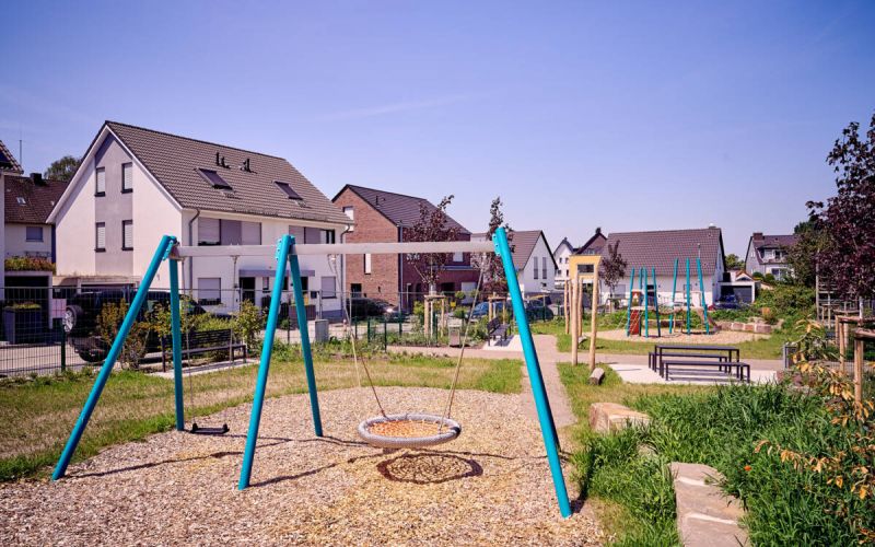 So sieht der neue Spielplatz an der Schleiermacherstraße aus. Die Anlage bietet vielfältige Spiel- und Aufenthaltsmöglichkeiten für Kinder, Familien und Anwohnende. Foto: Dennis Yenmez/Stadt Bochum