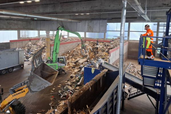 Es gibt beispielsweise einen Einblick in die Sortieranlage EKOCityCenter. Die Plätze bei der Rundfahrt sind heißt begehrt. Foto: USB
