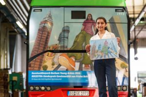 Prisha (sie besucht die 9. Klasse des Graf-Engelbert-Gymnasiums) hat den Sonderpreis des Kunstwettbewerbs Bochum Young Artists erhalten. Foto: Bogestra / Wiciok