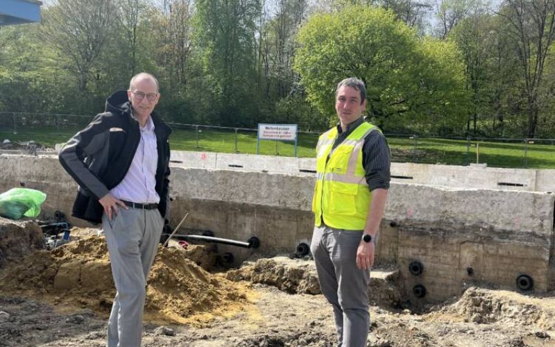 WasserWelten-Chef Marcus Müller (l.) und Technischer Leiter Stefan Gabriel auf der Baustelle Freibad Südfeldmark vor dem entkernten Wellenbecken.