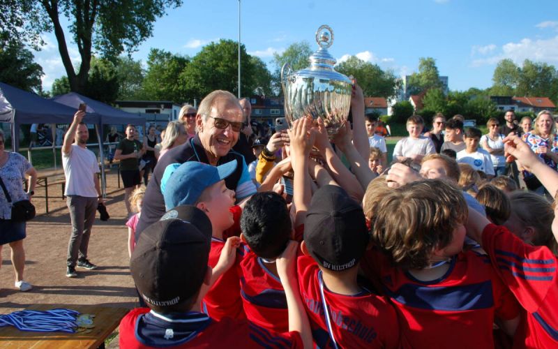 Fußballreporter-Legende Günther Pohl, selbst Gerther, moderiert den Kinderfußballwerbetag. Foto: privat