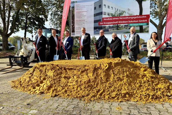 v.l.n.r.: Frank-Michael Frede, Hauptgeschäftsführer Knappschaft Kliniken Solution; Stephan Herchenröder von der weisenburger bau GmbH; Dennis Knoop, Geschäftsführer Knappschaft Kliniken Solution; Andreas Schlüter, Hauptgeschäftsführer (CEO) Knappschaft Kliniken; Bürgermeister der Stadt Bochum Dr. Sascha Dewender; Barbara Jeßel, Bürgermeisterin der Stadt Bochum; Christian Bauer, Geschäftsführer Operatives Geschäft (COO) Knappschaft Kliniken und Tatjana Quirin, Leitung Projektsteuerung Knappschaft Kliniken Solution.