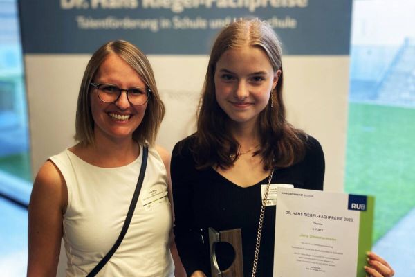 Jana Stemmermann untersucht Sirupmarke