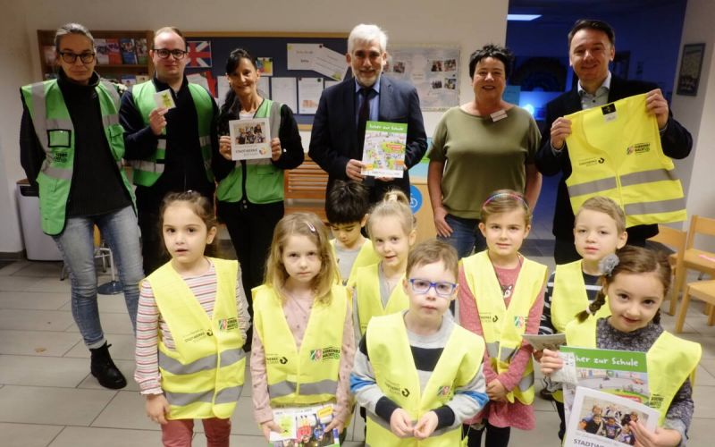 Verkehrswacht verteilt Mediensets und Warnwesten