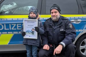 Benjamin (5) erhielt bei seinem Besuch der Bezirksdienststelle der Polizei in Langendreer ein Geschenk und eine Urkunde. Foto: Polizei