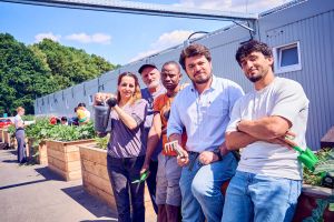 In der Gemeinschaftsunterkunft „Auf der Heide“ pflegen Bewohnerinnen und Bewohner gemeinsam mit Unterstützenden die angelegten Hochbeete des Urban-Gardening-Projekts. Das Projekt fördert Begegnung, Teilhabe und den gemeinschaftlichen Austausch im Alltag. Foto: Dennis Yenmez / Stadt Bochum