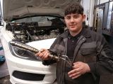Khachatur Vkhkryan macht seine Ausbildung zum Kfz-Mechatroniker und nutzt das vergünstigte, von seinem Chef Michael Dittmar „gesponsorte" Azubi-Ticket.