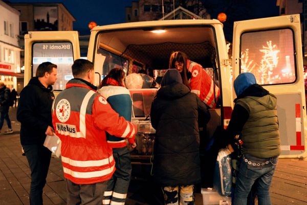 Die mobilen Teams sind in den Nachmittags- und Abendstunden unterwegs, wenn die Temperaturen weiter fallen und die Menschen besonders auf Unterstützung angewiesen sind. Sie verteilen Hilfsgüter, hören zu und begegnen den Betroffenen mit Respekt und auf Augenhöhe. Foto: DRK