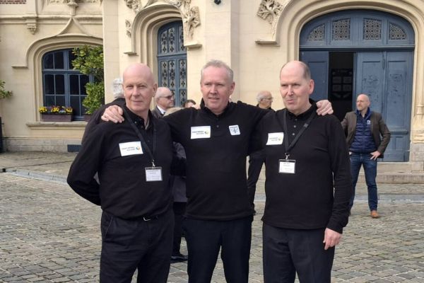 Vor dem Rathaus von Douai (von links): John van der Stappen, Michel van Silfhout und Ludger Havlik vom DBC Bochum 1926. Anlass war der Coupe d’Europe Classic. Foto: DBC