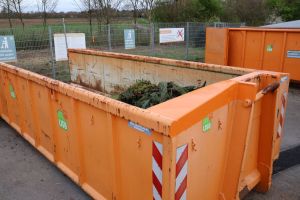 Ab Montag können Bochumer Bürger Grünabfälle loswerden. Der Zugang ist nur mit dem aktuellen QR-Code für 2026 möglich.