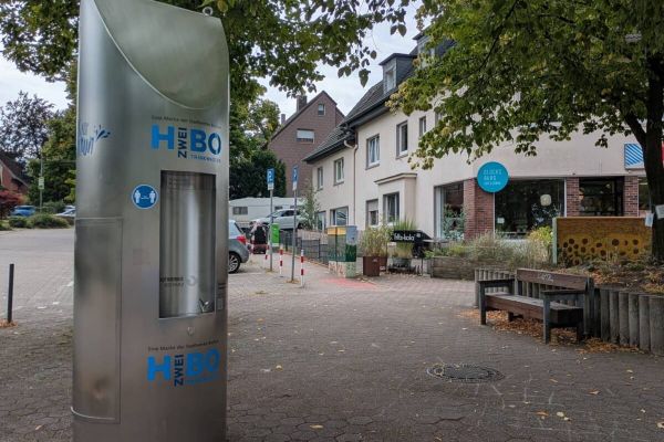 Im Kirchviertel an der Glücksburger Straße Ecke Brenscheder Straße können Bürgerinnen und Bürger in Bochum ab sofort ihre Flaschen mit frischem Trinkwasser füllen. Foto: STWBO