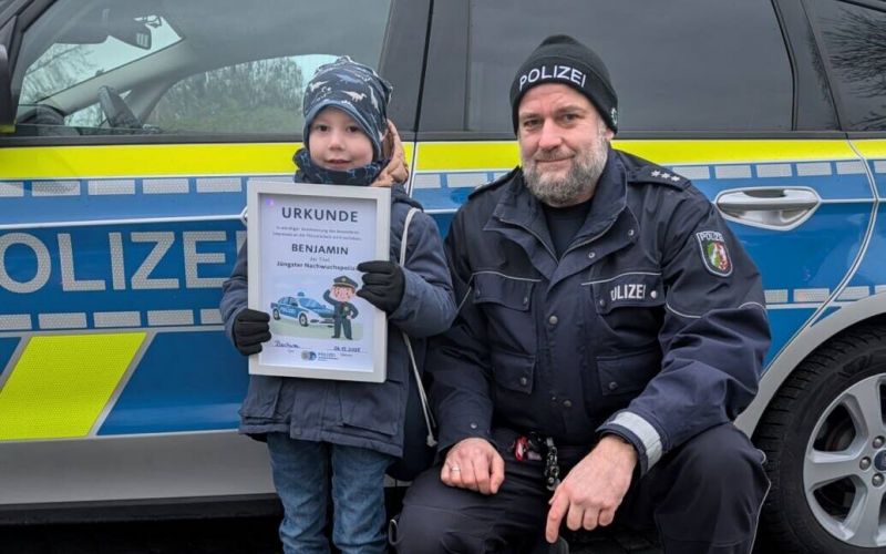 Benjamin (5) erhielt bei seinem Besuch der Bezirksdienststelle der Polizei in Langendreer ein Geschenk und eine Urkunde. Foto: Polizei