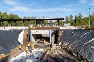 Stück für Stück wurde der vorgefertigte Tunnel an seinen Platz am Wattenscheider Bahnhof geschoben. Foto: Marian Scharfe