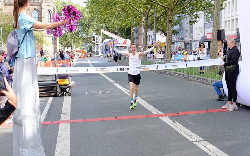 Tobias Middendorf, hier beim Zieleinlauf, hat den Stadtwerke-Halbmarathon 2026 gewonnen. Foto: TV Wattenscheid 01 / Ingo Knosowski