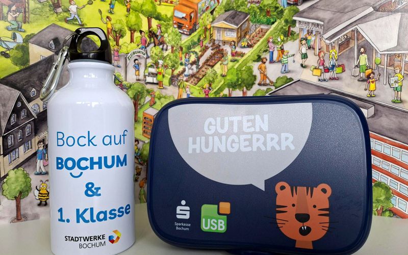 Die Aktion von USB und Sparkasse hat eine über 30-jährige Tradition. Seit vielen Jahren ergänzen die Stadtwerke Bochum die Ausstattung mit robusten Trinkflaschen und machen das Paket für die I-Dötzchen komplett. Foto: USB