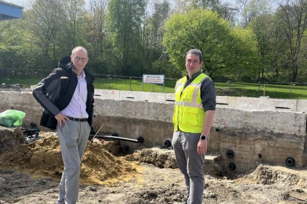 WasserWelten-Chef Marcus Müller (l.) und Technischer Leiter Stefan Gabriel auf der Baustelle Freibad Südfeldmark vor dem entkernten Wellenbecken.