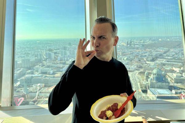 Sternekoch Tim Raue serviert auf 207 Metern Currywurst aus Bochum. Foto: Berliner Fernsehturm