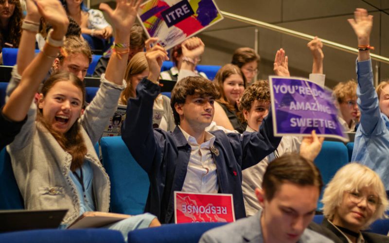 Wie funktioniert politische Arbeit, das wollen rund 160 junge Menschen aus Deutschland und 13 Ländern Europas vom 30. März bis 2. April in Bochum lernen. Foto: Europäisches Jugendparlament in Deutschland