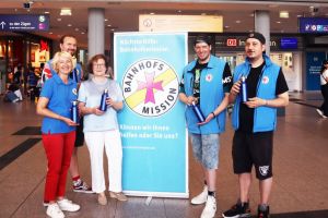 Daria Sengüner, Roman Tetzlacht und Barbara Menke mit zwei der Ehrenamtlichen der Bochumer Bahnhofsmission (v.l.n.r.). Foto: Caritas Ruhr-Mitte