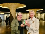 Dagmar von der Stadt Bochum übergab die Denkmalpalette an Bezirksbürgermeisterin Barbara Jessel. Fotos: Lutz Leitmann/Stadt Bochum