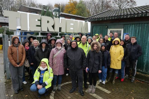 Kräftig mit angepackt haben Mitarbeitende der Stadtwerke im Tierheim Bochum.