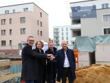 Im Oktober vergangenen Jahres wurde die Baustelle eingeweiht (v. l.): VBW-Geschäftsführer Norbert Riffel, Heike Möller (Amtsleiterin des Amts für Stadtplanung Bochum), Staatssekretär Daniel Sieveke vom Ministerium für Heimat, Kommunales, Bau und Digitalisierung des Landes NRW, Alexander Rychter (Vorstand und Verbandsdirektor VdW Rheinland Westfalen). Fotos: Dominik Neugebauer, VBW