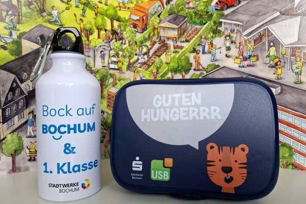 Die Aktion von USB und Sparkasse hat eine über 30-jährige Tradition. Seit vielen Jahren ergänzen die Stadtwerke Bochum die Ausstattung mit robusten Trinkflaschen und machen das Paket für die I-Dötzchen komplett. Foto: USB
