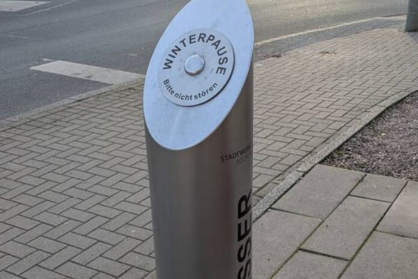 Seit den Hitzeperioden sind öffentliche Trinkwasserbrunnen lebenswichtig. Die Stadtwerke Bochum stellen die Versorgung sicher. Foto: STWBO