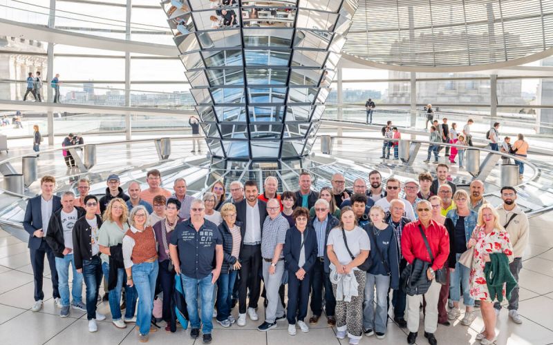 Die Bochumer Besuchergruppe wurde von dem heimischen Bundestagsabgeordneten Serdar Yüksel begrüßt. Erkundet wurde das politische Berlin. Foto: Bundesregierung / StadtLandMensch-Fotografie