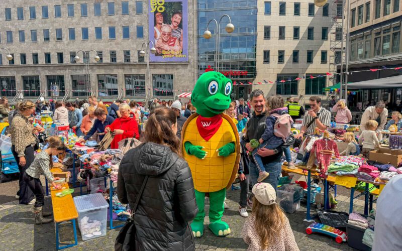 Erfolgreiche Premiere auf dem Dr.-Ruer-Platz: Zahlreiche Familien und junge Händler machten den 4. GWV-Kinderflohmarkt zu einem lebendigen Treffpunkt in der Bochumer Innenstadt. (Quelle: schüngelschwarz GmbH)