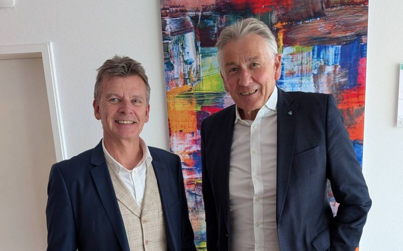 Hauptgeschäftsführer Michael Bergmann (l.) freut sich auf die Zusammenarbeit mit Hochschulbotschafter Professor Jürgen Bock. / Credit: IHK Mittleres Ruhrgebiet