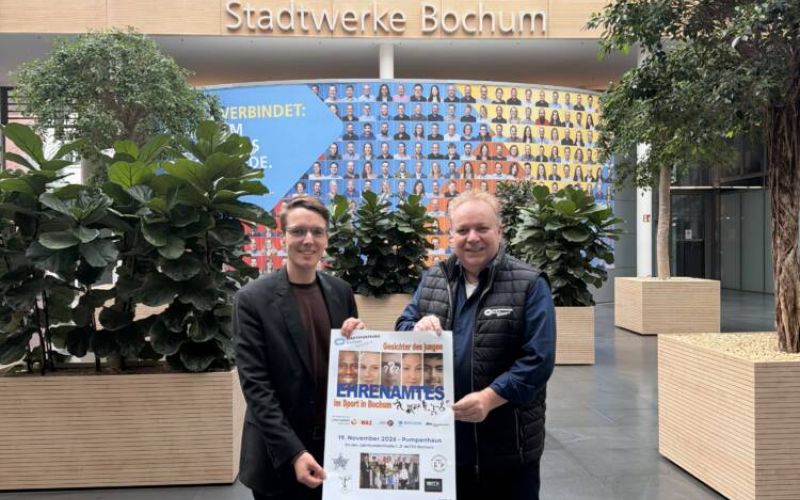 Sportjugend-Vorsitzender Heiko Schneider überreichte das offizielle Veranstaltungsplakat an Jascha Dröge, Leiter der Unternehmenskommunikation und Pressesprecher der Stadtwerke Bochum. Die Stadtwerke unterstützen die Veranstaltung. Foto: Sportjugend Bochum