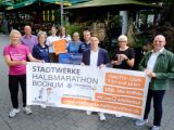 Die Menschen hinter dem Stadtwerke Halbmarathon Bochum, von links nach rechts: Gerd Stegemann (Aktion Canchanabury), Michael Huke (TV Wattenscheid 01), Sabine Braun (TV 01), Dajana Scherer, Saskia Steudte (beide VIACTIV), Fisun Hagemeier, Sebastian Kraus (TV 01), Jascha Dröge (Sprecher Stadtwerke Bochum), Sabine Jacobi (TV 01) und Hans-Martin Reinhardt (Picard). Foto: TV Wattenscheid 01/Ingo Knosowski