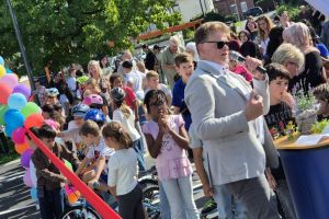 Bezirksbürgermeister Dr. Dirk Meyer bei der Eröffnung des umgestalteten Hofs der Grundschule Laer. Fotos (3): Eberhard Franken