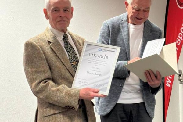 Ulrich Liebert überreichte Dieter Heep (l.) die Ehrenurkunde des Stadtsportbundes. Foto: TV Langendreer 1882