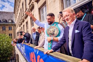 Box-Weltmeister Agit Kabayel aus Wattenscheid wurde im Bochumer Rathaus von Oberbürgermeister Jörg Lukat für seinen sportlichen Erfolg geehrt und trug sich ins Goldene Buch der Stadt ein. Er erhielt auf dem Rathausbalkon offiziell seinen WBC-Weltmeistergürtel. Eine Mengenmenge jubelte ihm zu. Fotos: Dennis Yenmez/Stadt Bochum