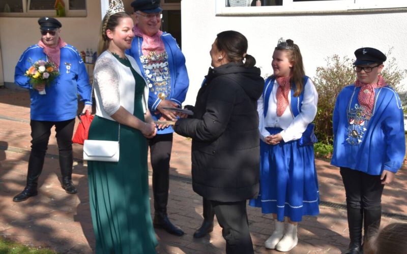 Die Gänsereiter sind willkommene Besucher: Adjutant Markus Oskamp, Hoheit Vanessa I. Stute, Majestät Wolfgang III. Wittkämper, Kinderkönigin Emmy I. Gerhold und Kinderkönig Ben I. Kaiser (v.l.). Foto: Martin Behrens