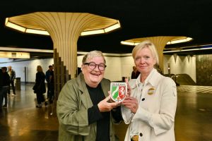 Dagmar von der Stadt Bochum übergab die Denkmalpalette an Bezirksbürgermeisterin Barbara Jessel. Fotos: Lutz Leitmann/Stadt Bochum