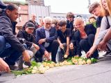 Oberbürgermeister Jörg Lukat stellte die Stolperschwelle am Montag, 8. Juni, bei ihrer Verlegung vor. Fotos: Stadt Bochum / DYenmez