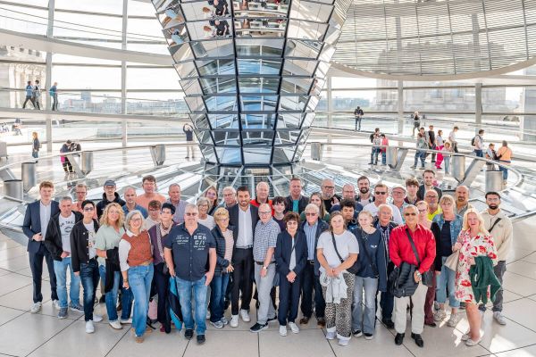 Die Bochumer Besuchergruppe wurde von dem heimischen Bundestagsabgeordneten Serdar Yüksel begrüßt. Erkundet wurde das politische Berlin. Foto: Bundesregierung / StadtLandMensch-Fotografie