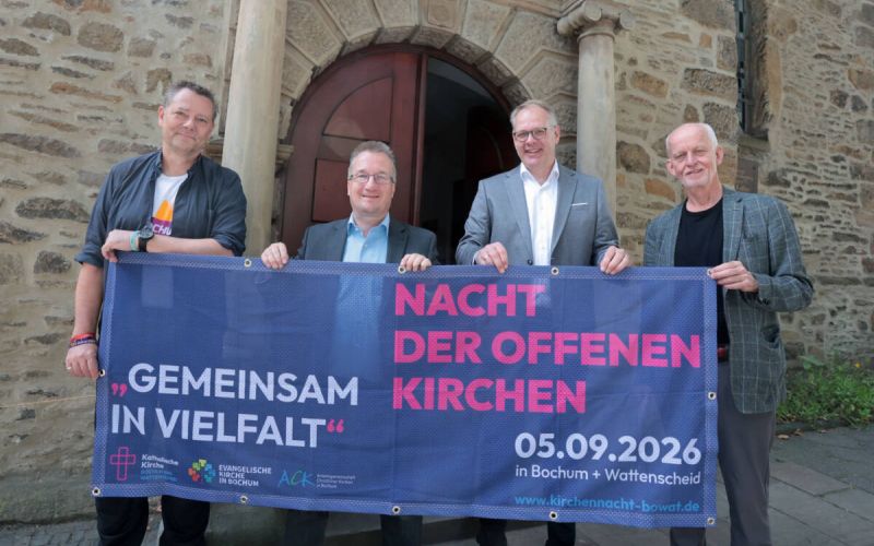 Vor der Pauluskirche Bochum stellten die Beteiligten die Kirchennacht 2026 vor, das Bild zeigt v.l.n.r. Pastor Tim Linder (ACK Bochum), Katholikenratsvorsitzender Christian Schnaubelt, Superintendent Dr. Gerald Hagmann (ev. Kirche Bochum) und Stadtdechant Propst Michael Ludwig (kath. Stadtkirche Bochum + Wattenscheid). Foto: Sebastian Sendlak / Bochum-Journal