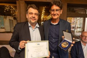 Für sein langjähriges Engagement für die europäische Idee in der schulischen Praxis hat der Bochumer CDU-Europaabgeordnete Dennis Radtke (links) den langjährigen Schulleiter des Walter-Gropius-Berufskolleg in Bochum, Christian Schulz (rechts), mit der Europamedaille der CDU/CSU-Gruppe in der EVP-Fraktion im Europäischen Parlament ausgezeichnet. Foto: Sebastian Sendlak / Bochum Journal