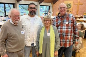 Feierten das Jubiläum mit Ehrenamtlichen und ehemaligen Flüchtlingen: Prof. Dr. Günter Ruddat, Shirawan Rammo, Rita Kordt und Ralf Michalzik (v.l.) Foto: sara