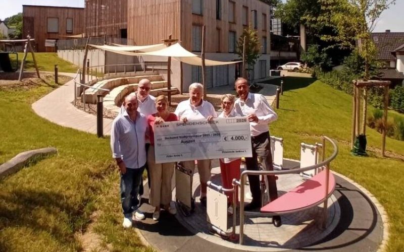 Das Bochumer Stadtprinzenpaar bei der Spendenübergabe an die Stiftung Auszeit. Zu sehen sind (v.l.n.r.) Heinz (Heinz I.) Voss, Ralf Blennemann, Andrea (Andrea I.) Busche, Jochen Grothkop, Heike Seidenstücker, Frank Korten. Jochen Grothkop, Ralf Blennemann, Heike Seidenstücker und Frank Korten sind Vorstandsmitglieder der Stiftung Auszeit. Foto: privat