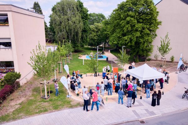 Oberbürgermeister Jörg Lukat eröffnete gemeinsam mit Staatssekretärin Sabine Poschmann die modernisierte Grünverbindung „Auf dem Kreuz“ in Bochum-Laer. Im Rahmen des bundesweiten Tags der Städtebauförderung fand zuvor ein Stadtteilspaziergang durch Laer statt. +++ Foto: Dennis Yenmez/Stadt Bochum