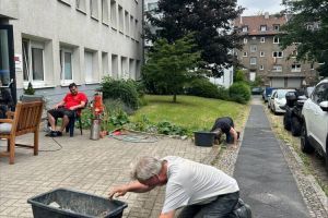 Das Fundament für das Sonnensegel wurde gelegt. Foto: Caritas Ruhr-Mitte