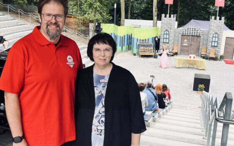 Daniel Guta (Volksbühne) und Elke Schlott (Kolpingspielschar) sorgen mit ihren Märchen auf der Waldbühne für Begeisterung bei Groß und Klein.